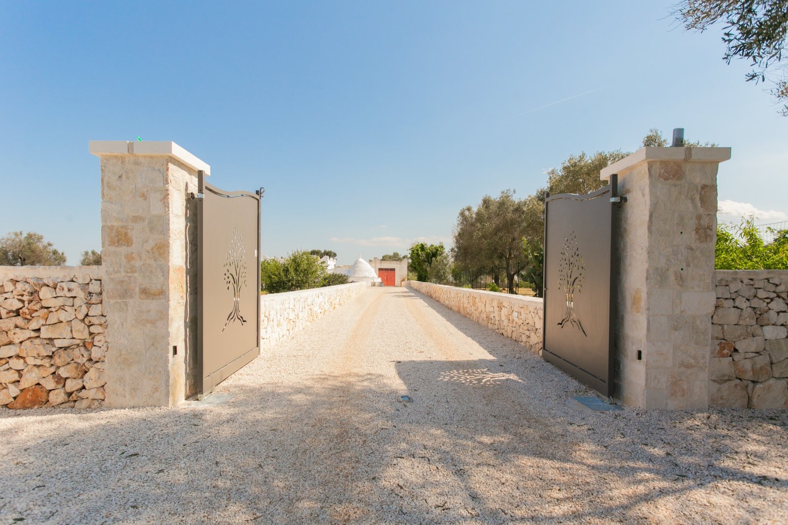 Entrée principale de la propriété