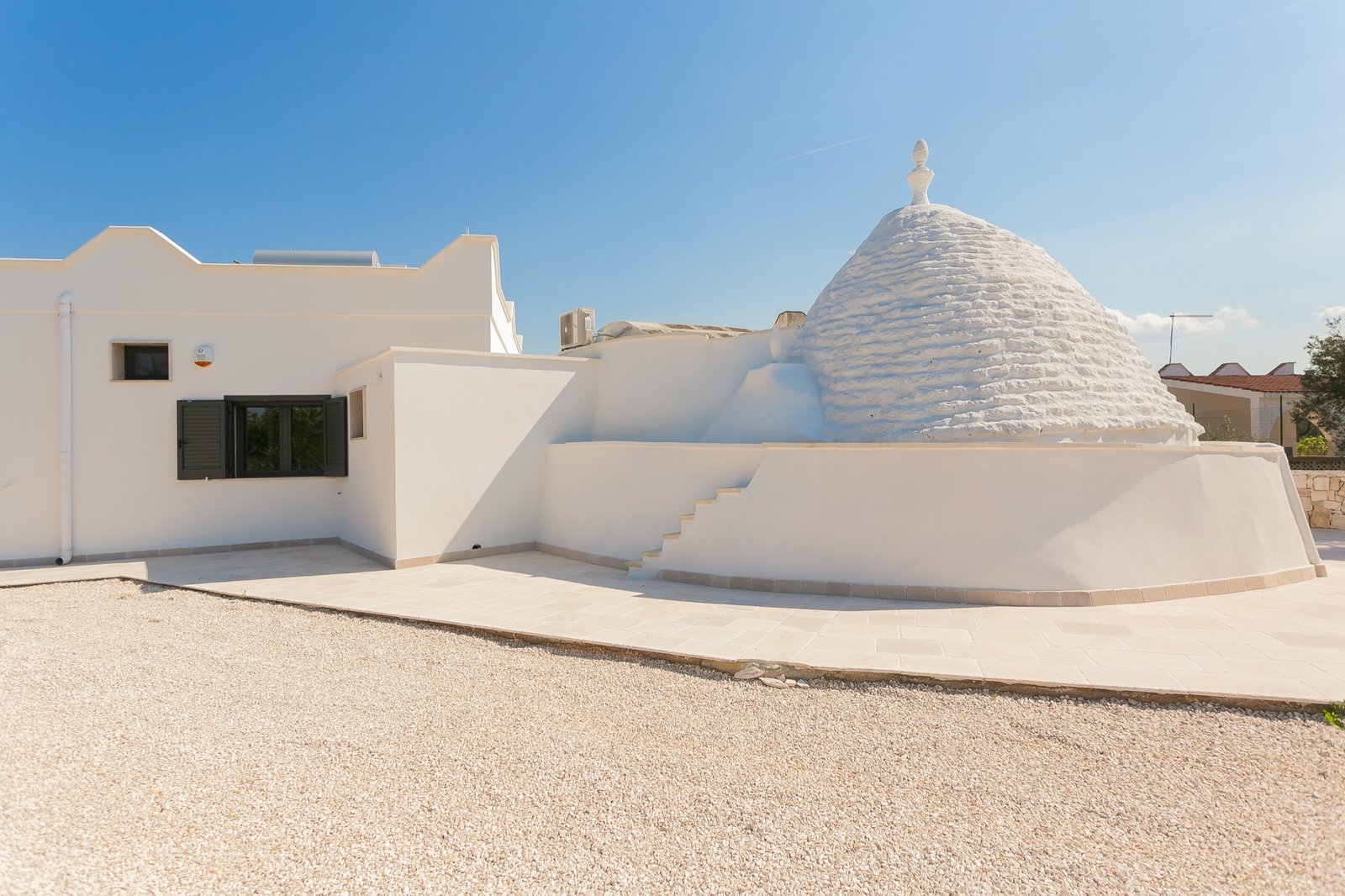 Trullo et façade blanche